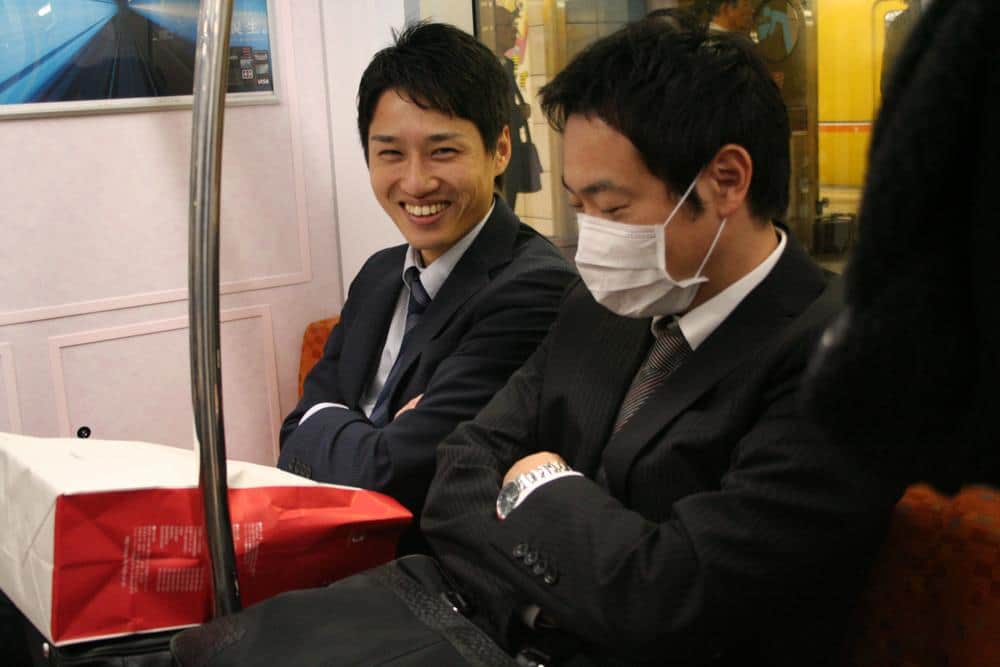 Japoneses sonríentes, japoneses con mascarilla