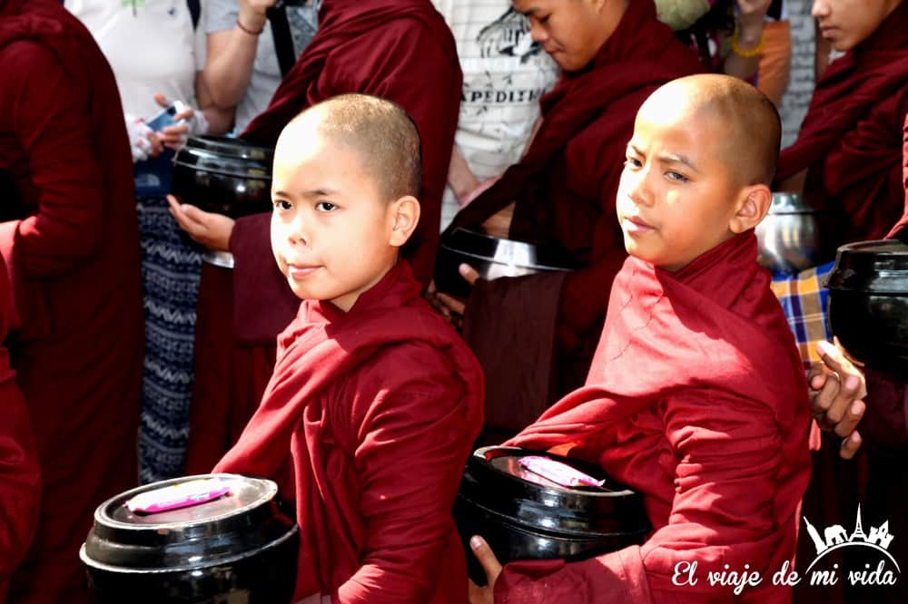 Monjes de Mandalay esperando el desayuno, Myanmar
