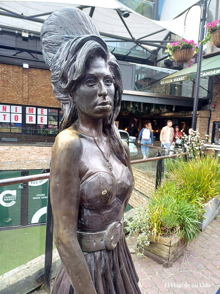 Estatua de Amy Winehouse en Candem