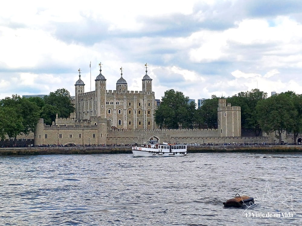 La Torre de Londres desde el otro lado del puente