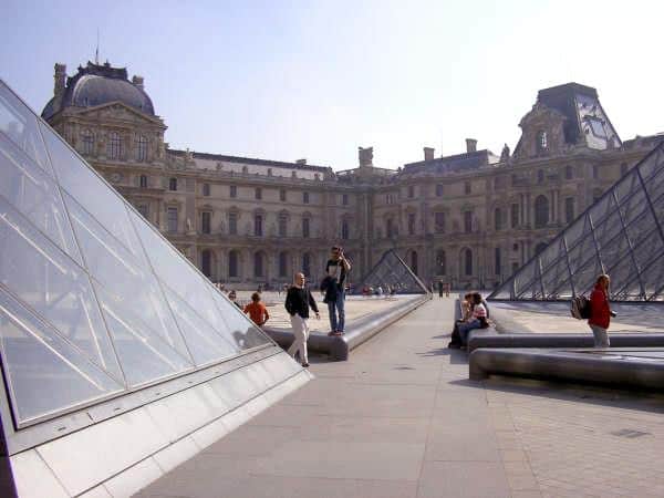 Pirámides del Louvre París