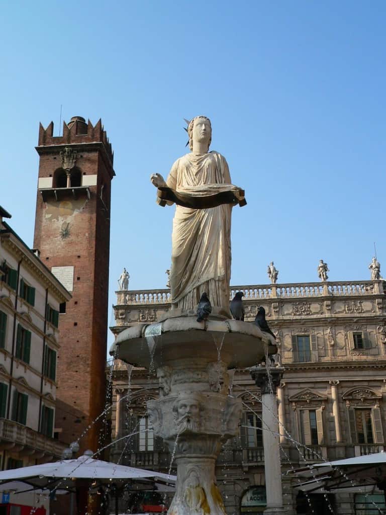 La fuente de la Madonna en la Plaza delle Erbe