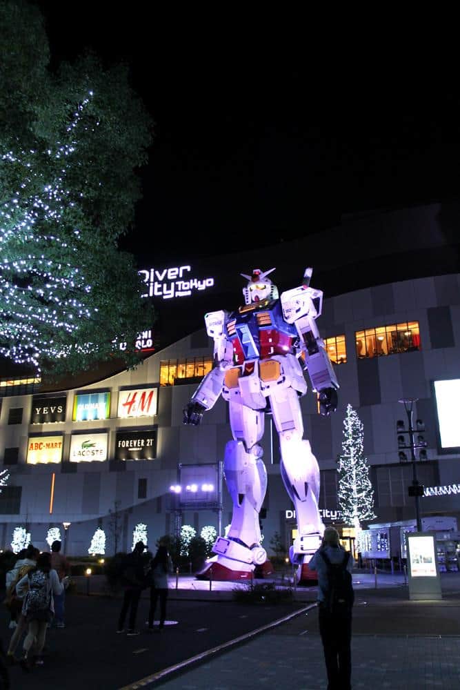 El Gundam de 18 metros defendiendo el centro comercial