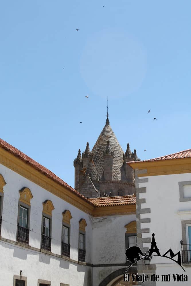 Los torreones de la catedral de Évora