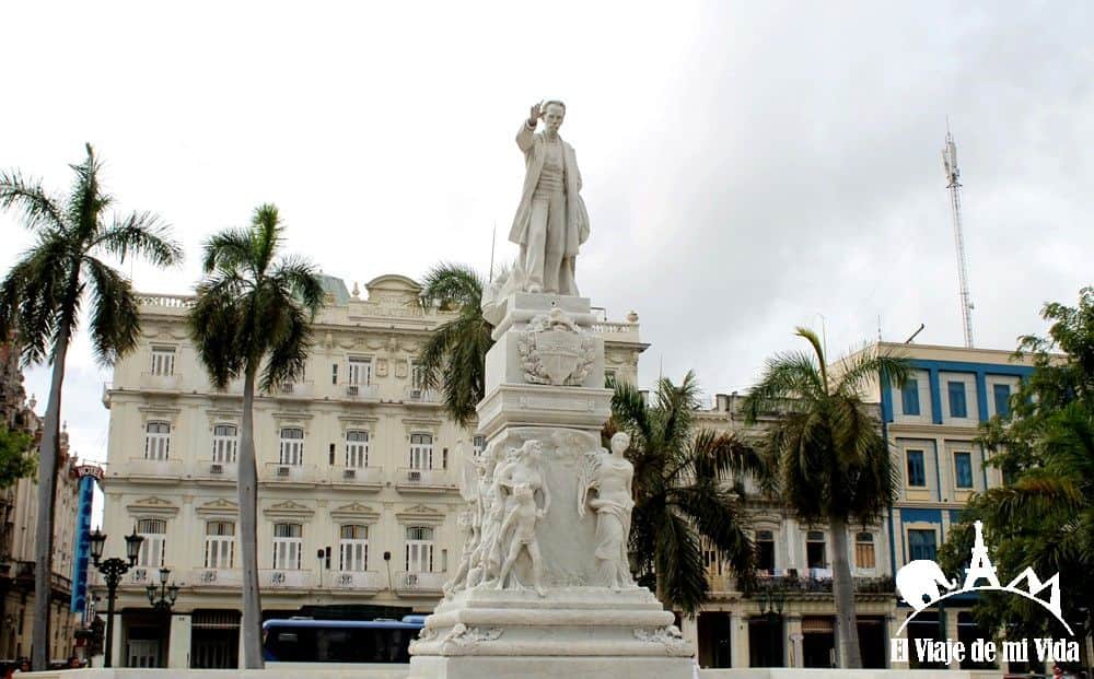 Parque Central con la estatua de Marí
