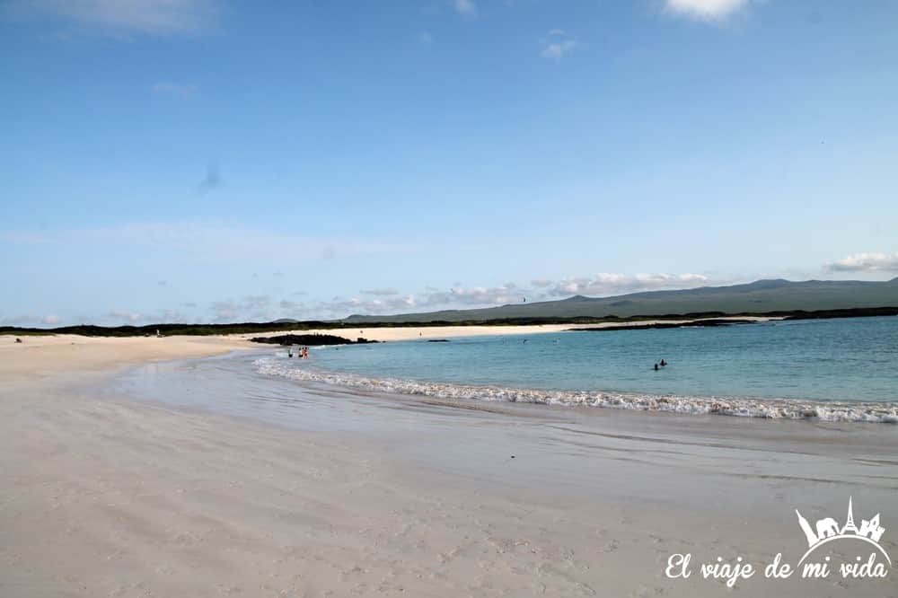 La playa de arena blanca de Cerro Brujo de Galápagos