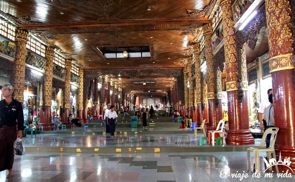 Entrada a la pagoda Shwedagon en Rangún, Myanmar