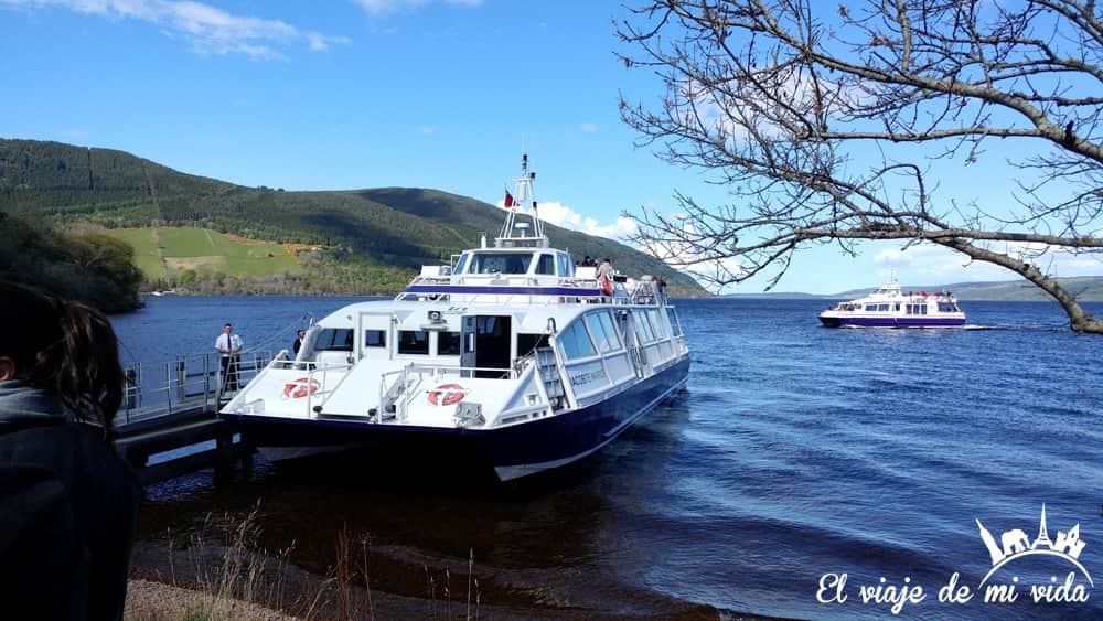 Ferry para navegar por el Lago Ness