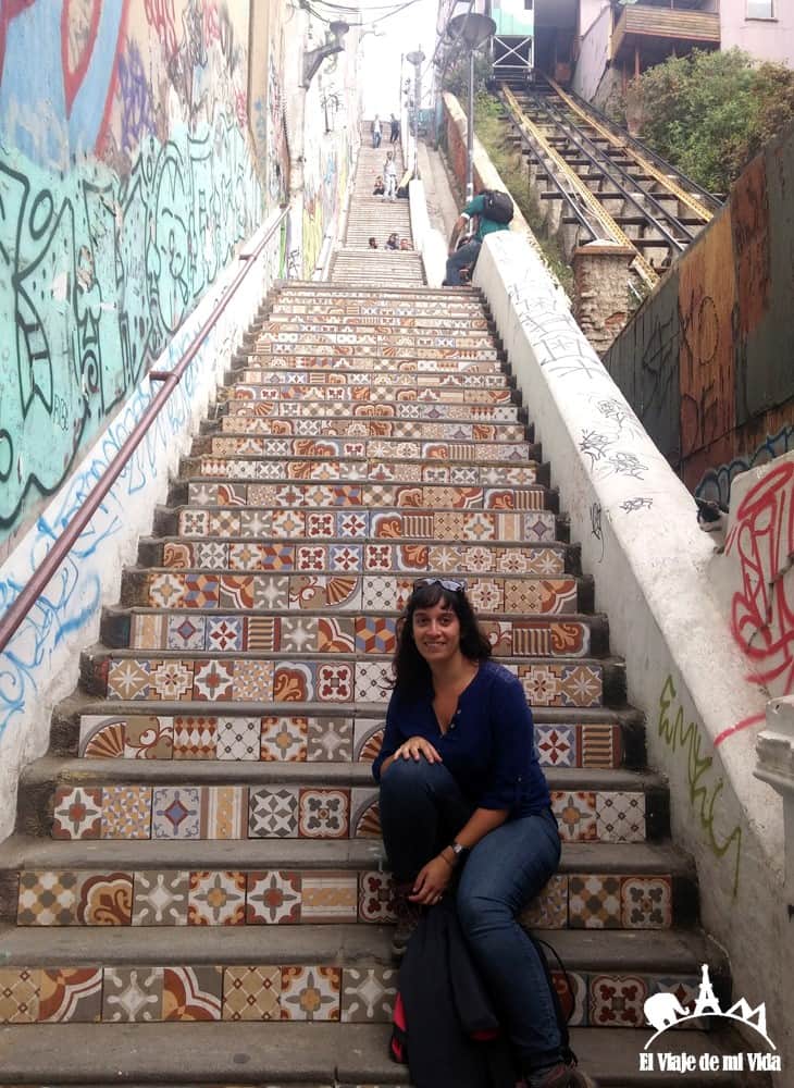 Posando antes las escaleras infinitas de la ciudad de Valparaíso